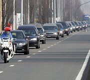 Karstus vežančių automobilių kolona