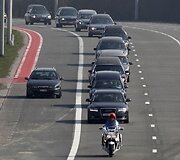 Karstus vežančių automobilių kolona