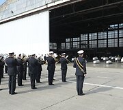 Belgijos armijos orkestras groja prie&scaron;ais angare sustatytus karstus