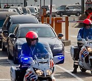 Karstus vežančių automobilių kolona i&scaron;važiuoja i&scaron; oro uosto.