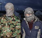 Vyrai prie Turkijos sienos teigia esą Sirijos armijos dezertyrai.