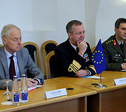 Hakanas Syrenas (centre)