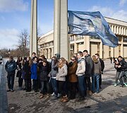 Jaunimas fotografuojasi prie Žemės vėliavos