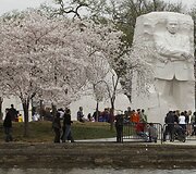 Žmonės &scaron;alia Martino Lutherio Kingo memorialo