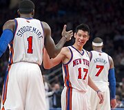 Amare'as Stoudemire'as ir Jeremy Linas džiaugiasi pergale.