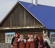 &bdquo;Buranovskije babu&scaron;ki&ldquo; ansamblio narės pozuoja fotografams