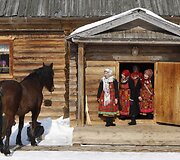 &bdquo;Buranovskije babu&scaron;ki&ldquo; ansamblio narės liaudies muziejuje 