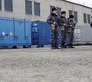 Policininkai prie konteinerių su itin prisodrintu uranu