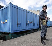 Policininkas prie konteinerių su itin prisodrintu uranu
