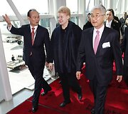 Lydima į Seulą atvykus Lietuvos prezidentė Dalia Grybauskaitė