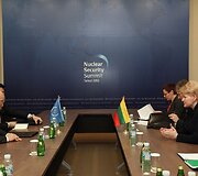 Jukija Amano ir Lietuvos prezidentė Dalia Grybauskaitė susitikime