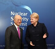 Jukija Amano ir Lietuvos prezidentė Dalia Grybauskaitė