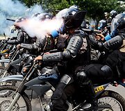 Indonezijos policininkai ant motociklų