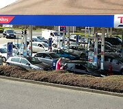 Daugybė automobilių degalinėje