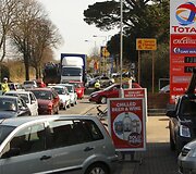 Automobilių eilės prie degalinės