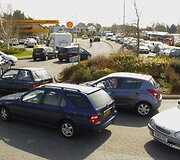 Automobilių eilės prie degalinės