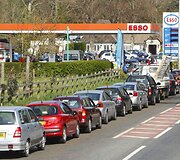 Automobilių eilės prie degalinės