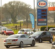 Automobilių eilės prie degalinės