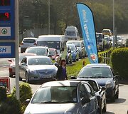 Automobilių eilės prie degalinės