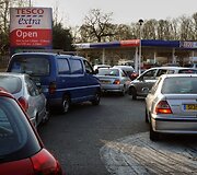 Automobilių eilės prie degalinės