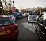 Automobilių eilės prie degalinės