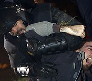 Sulaikomas protestuotojas