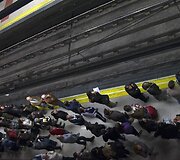 Žmonės laukia metro Madride