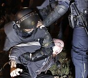 Sulaikomas protestuotojas