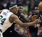 Paulas Pierceas ir LeBronas Jamesas
