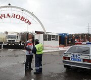 Policininkas prie įvažiavimo į turgų