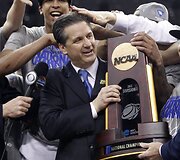 Kentukio &bdquo;Wildcats&ldquo; treneris Johnas Calipari laiko NCAA trofėjų.