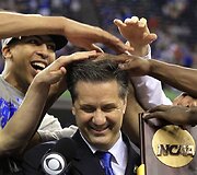 Kentukio &bdquo;Wildcats&ldquo; treneriui Johnui Calipari krep&scaron;ininkai velia &scaron;ukuoseną.