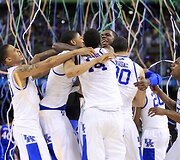 Kentukio &bdquo;Wildcats&ldquo; krep&scaron;ininkai džiaugiasi pergale.
