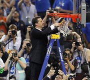 Kentukio &bdquo;Wildcats&ldquo; treneris Johnas Calipari kerpa tinklelį.