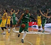 Atėnų &bdquo;Panathinaikos&ldquo; krep&scaron;ininkai džiaugiasi pergale.