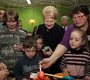 Dalia Grybauskaitė su Onu&scaron;kio miestelio bendruomene