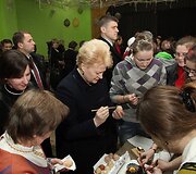 Dalia Grybauskaitė su Onu&scaron;kio miestelio bendruomene