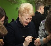 Dalia Grybauskaitė dažo kiau&scaron;inį.