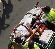 Medikai i&scaron;vežė nualpusi Bostono maratono dalyvį.
