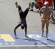 Remus Medley ir Jeremy Doody kerta bostono maratono fini&scaron;o liniją.