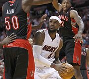 LeBronas Jamesas (centre)