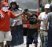 Civiliais drabužiais apsirengę policininkai sulaikė protestuotoją.
