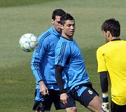 Cristiano Ronaldo (centre)