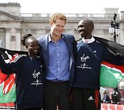 Princas Harry su Londono Marathono nugalėtojais Mary Keitany ir Wilsonu Kipsangu