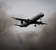 Lėktuvas vir&scaron; &bdquo;Tegel&ldquo; oro uosto