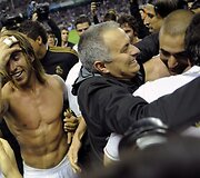 Madrido &bdquo;Real&ldquo; futbolininkai džiaugiasi pergale kartu su treneriu Jose Mourinho.