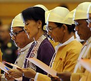 Aung San Suu Kyi (antra i&scaron; kairės)