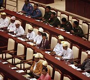 Aung San Suu Kyi (centre)