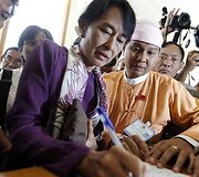 Aung San Suu Kyi pasira&scaron;ė priesaiką.