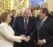 Vladimiro Putino žmona Liudmila sveikinasi su Gerhardu Schroederiu. 